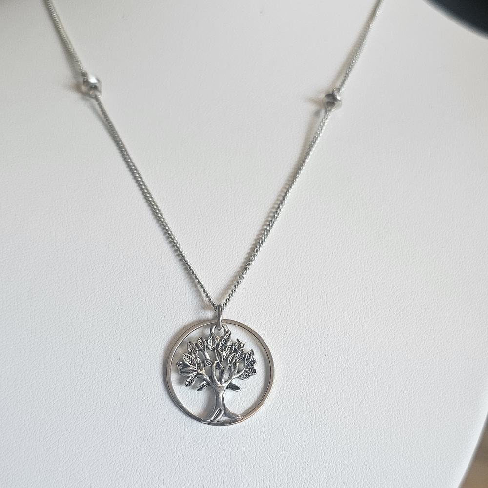 Elegant & Charming Tree of Life Circle Necklace. - Picture 4 of 6